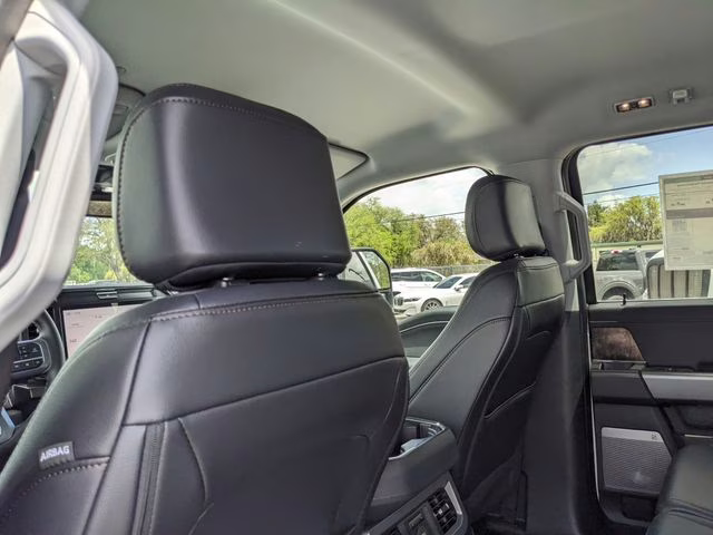 2026 Oxford White Ford Super Duty F-350 SRW Lariat 4X4 Truck