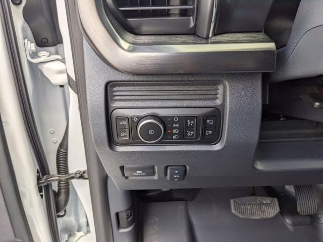 2026 Oxford White Ford Super Duty F-350 SRW Lariat 4X4 Truck