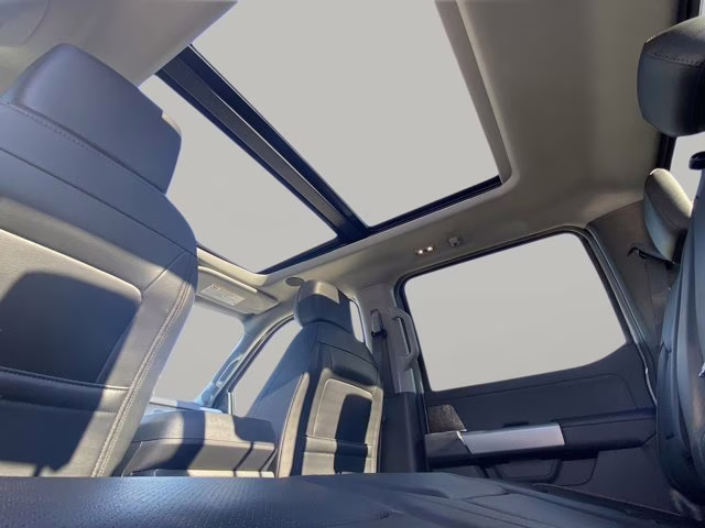 2026 Avalanche Ford Super Duty F-350 SRW LARIAT 4X4 Truck