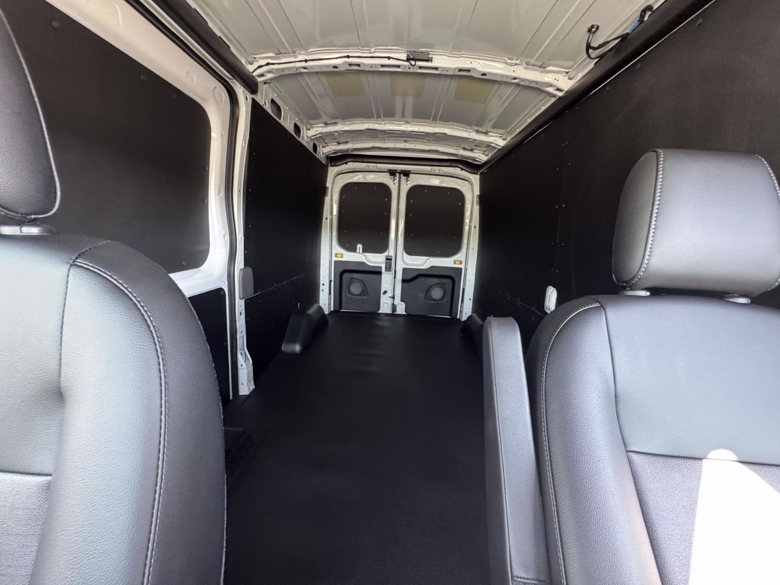 2026 Oxford White Ford Transit Cargo Van T-250 148 Med Rf 9150 GVWR RWD RWD Van