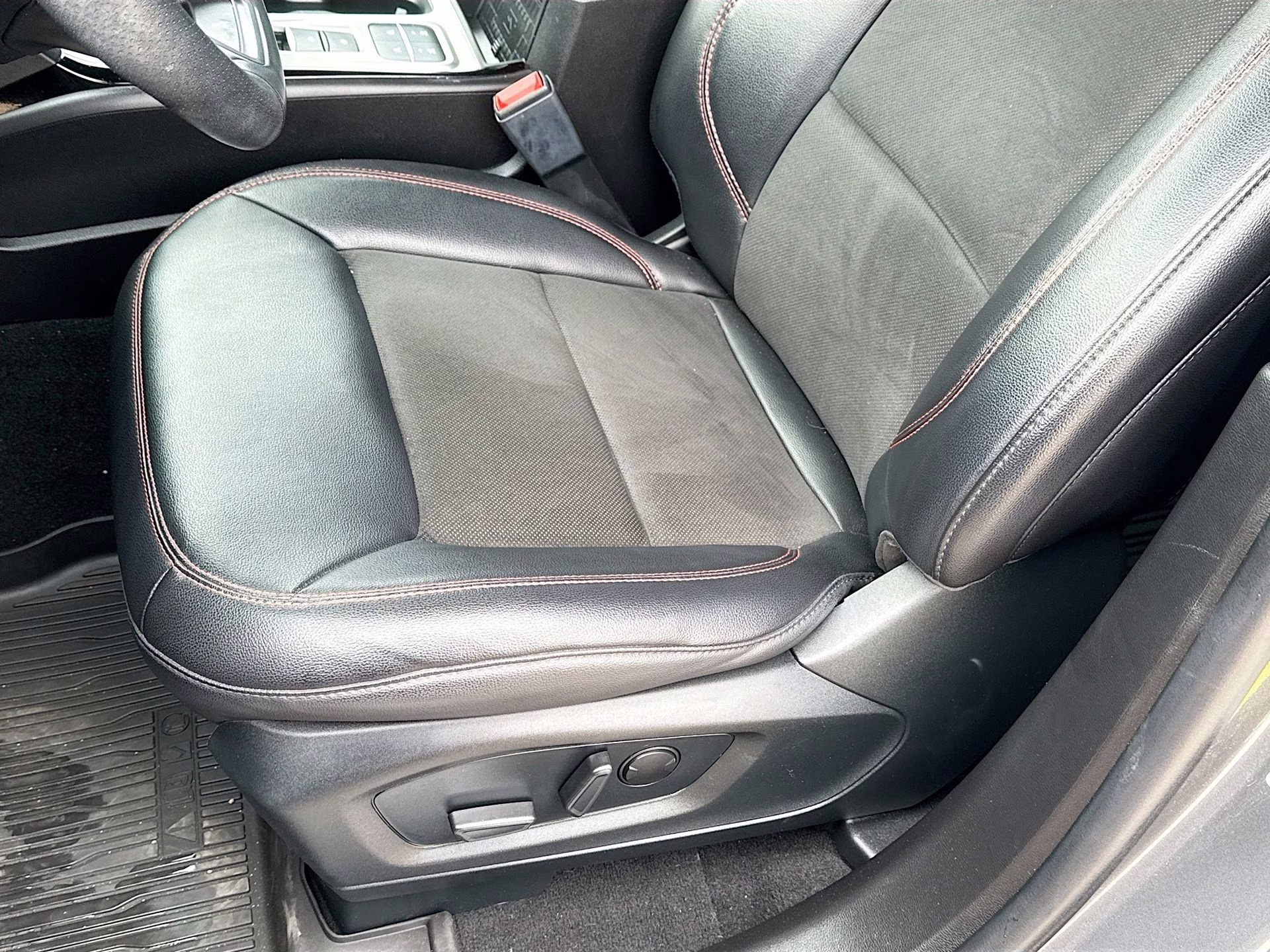 2023 Carbonized Gray Metallic Ford Explorer ST-Line RWD SUV