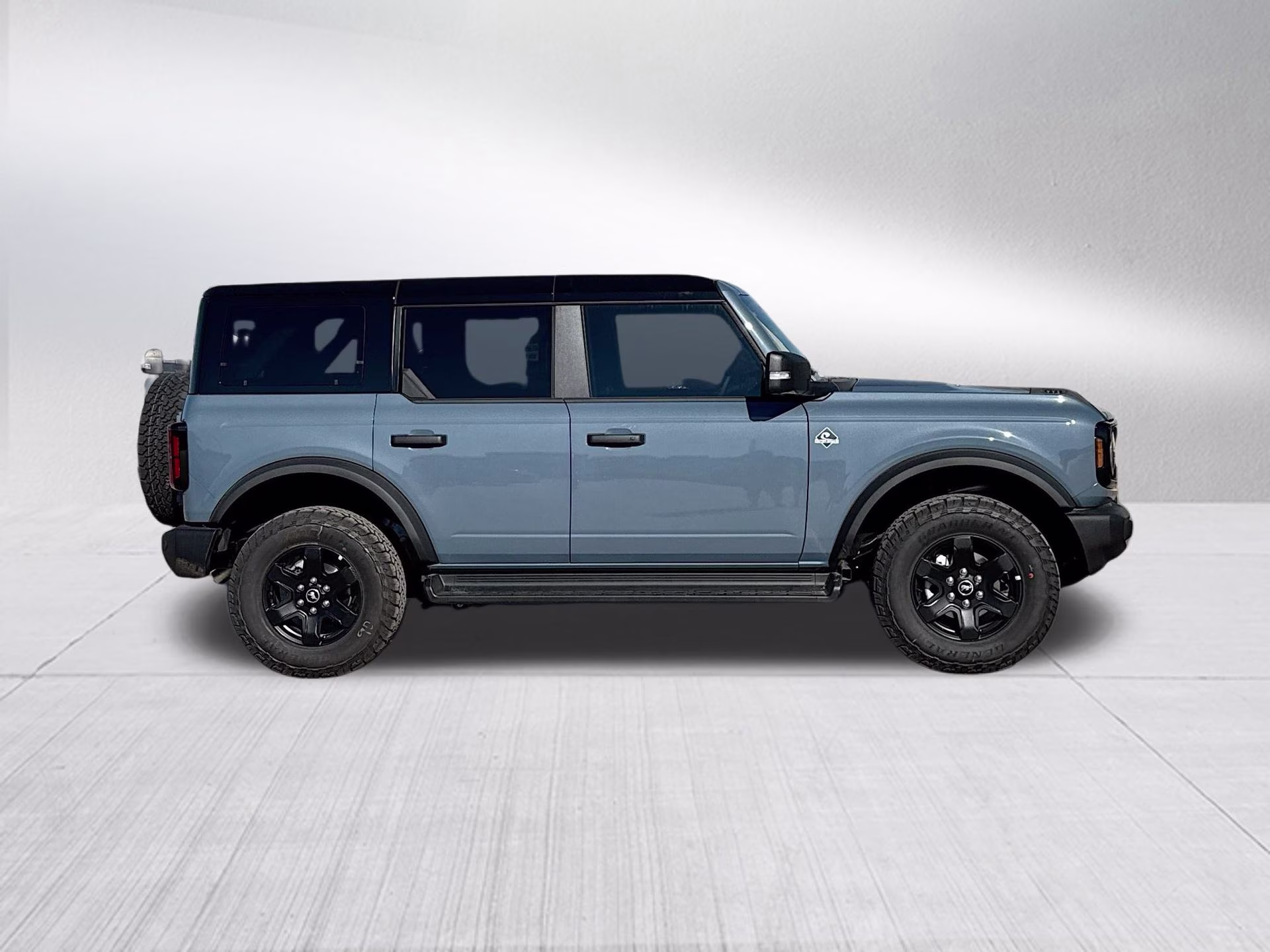 2025 Azure Gray Metallic Tri-Coat Ford Bronco Outer Banks 4X4 SUV