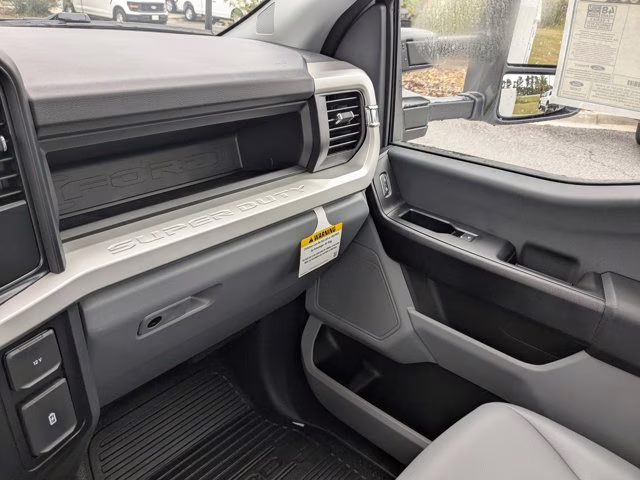 2025 Oxford White Ford Super Duty F-550 DRW XL 4X4 Truck