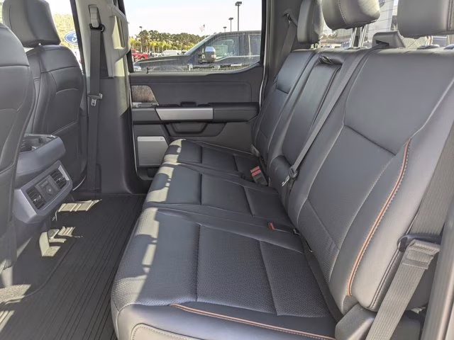 2026 Oxford White Ford Super Duty F-350 SRW LARIAT 4X4 Truck