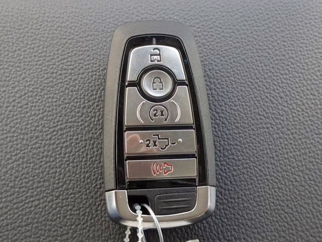 2026 Oxford White Ford Super Duty F-350 SRW LARIAT 4X4 Truck