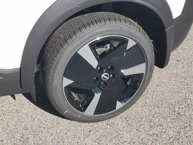 2026 Aspen White Tricoat Nissan Kicks SR FWD SUV