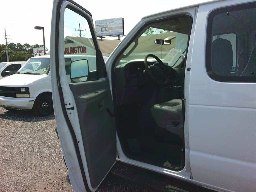 2006 WHITE Ford ECONOLINE E350 SUPER DUTY WAGON RWD Van