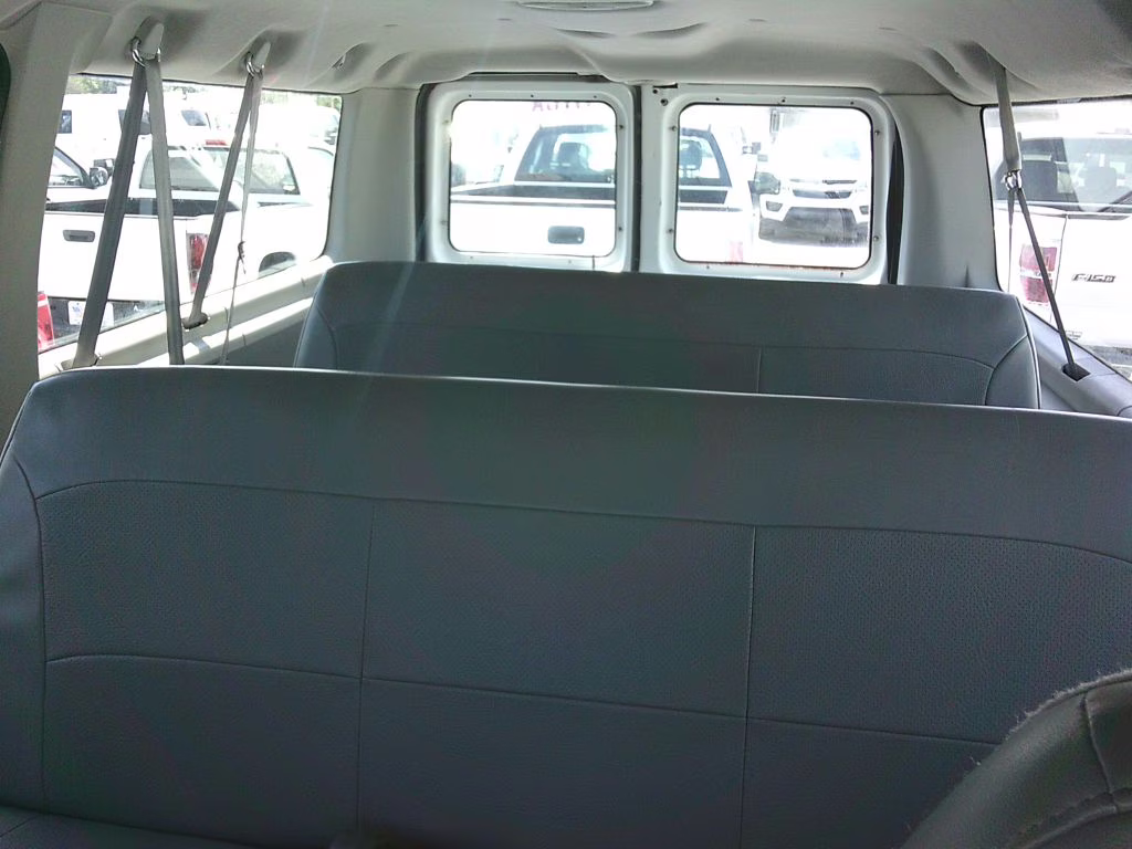 2005 WHITE Ford ECONOLINE E150 WAGON RWD Van