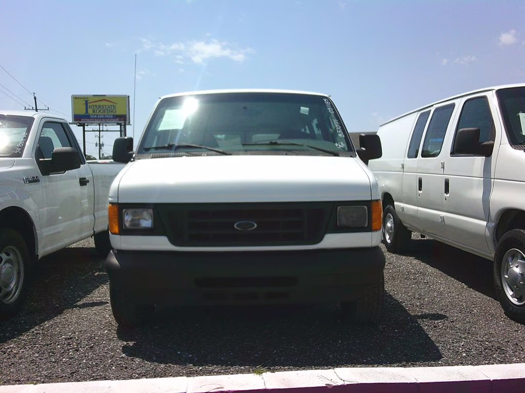 2005 WHITE Ford ECONOLINE E150 WAGON RWD Van
