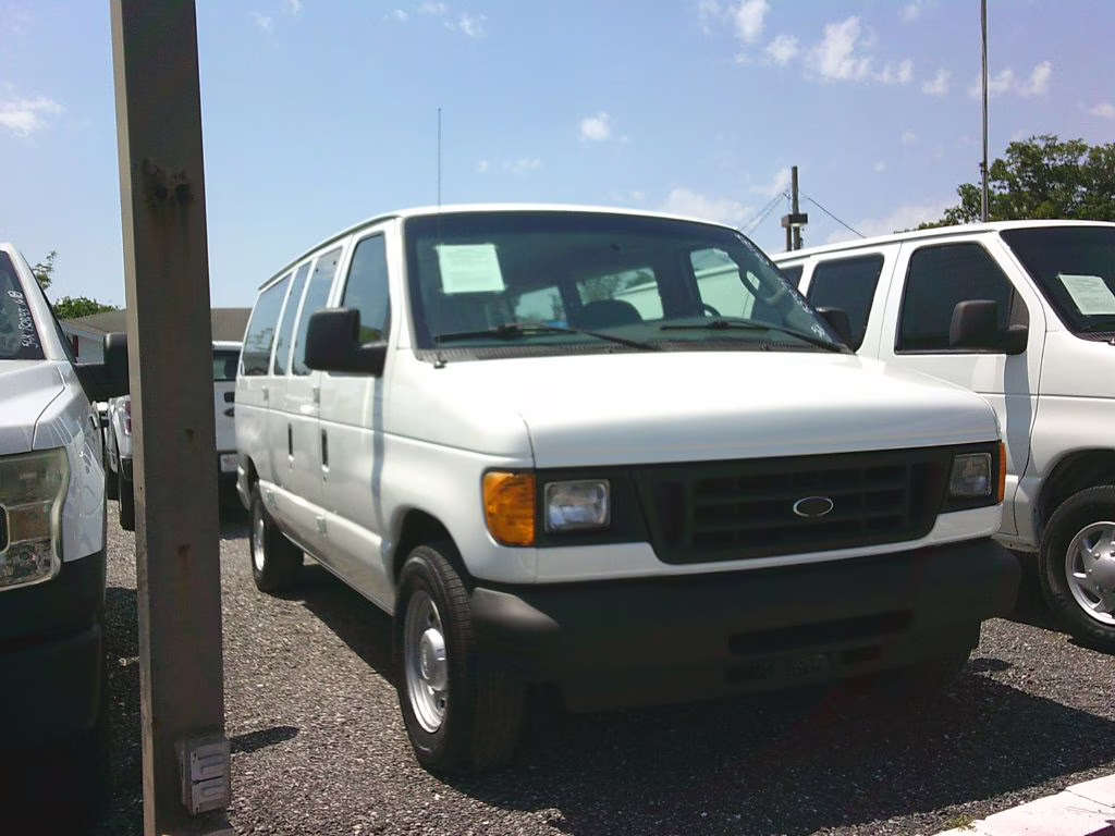 2005 WHITE Ford ECONOLINE E150 WAGON RWD Van