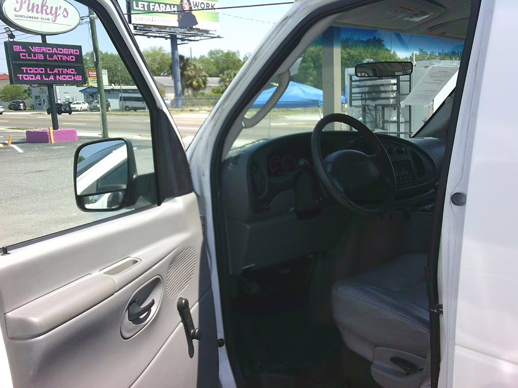 2005 WHITE Ford ECONOLINE E150 WAGON RWD Van