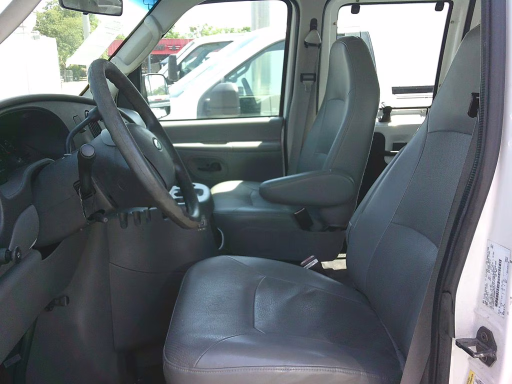 2005 WHITE Ford ECONOLINE E150 WAGON RWD Van
