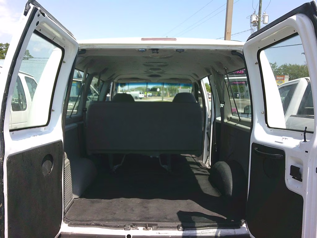 2005 WHITE Ford ECONOLINE E150 WAGON RWD Van