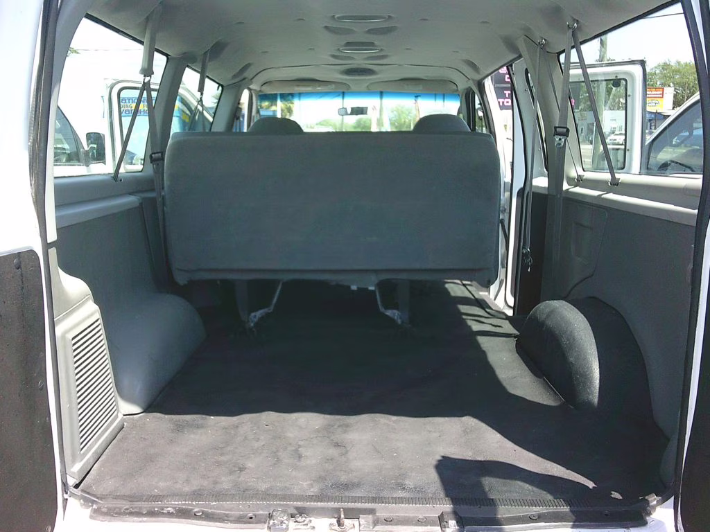 2005 WHITE Ford ECONOLINE E150 WAGON RWD Van