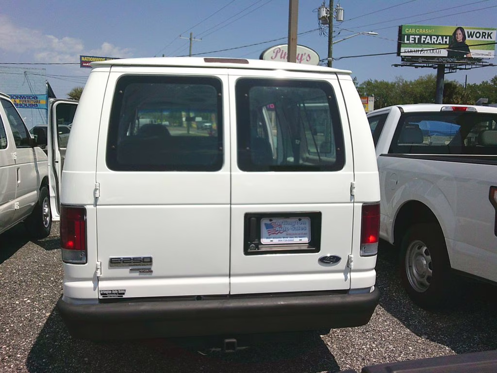 2005 WHITE Ford ECONOLINE E150 WAGON RWD Van