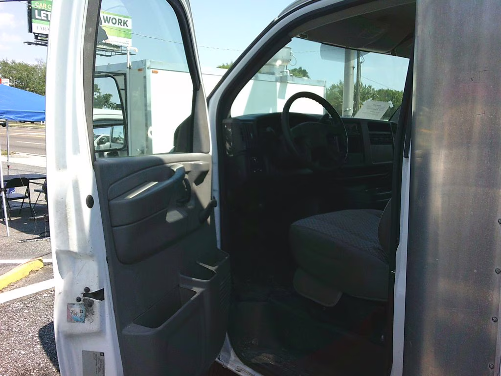 2007 WHITE Chevrolet EXPRESS G3500 RWD Van