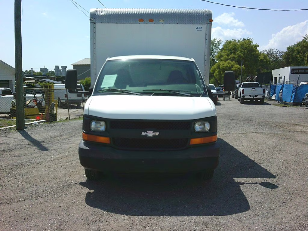 2007 WHITE Chevrolet EXPRESS G3500 RWD Mid-Size