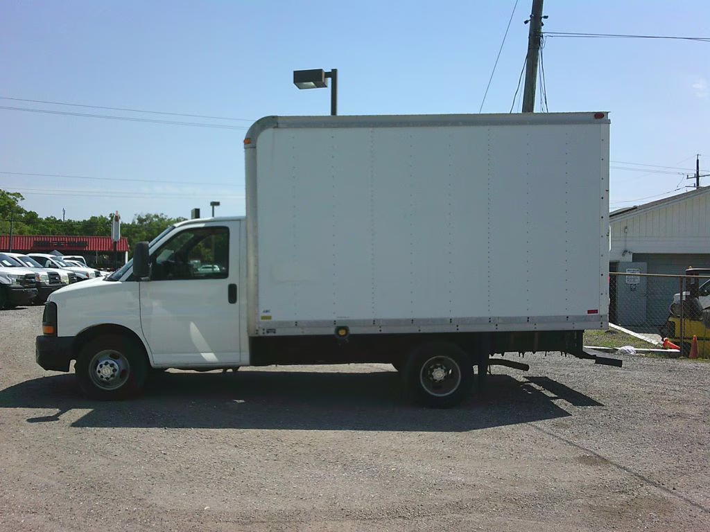 2007 WHITE Chevrolet EXPRESS G3500 RWD Mid-Size