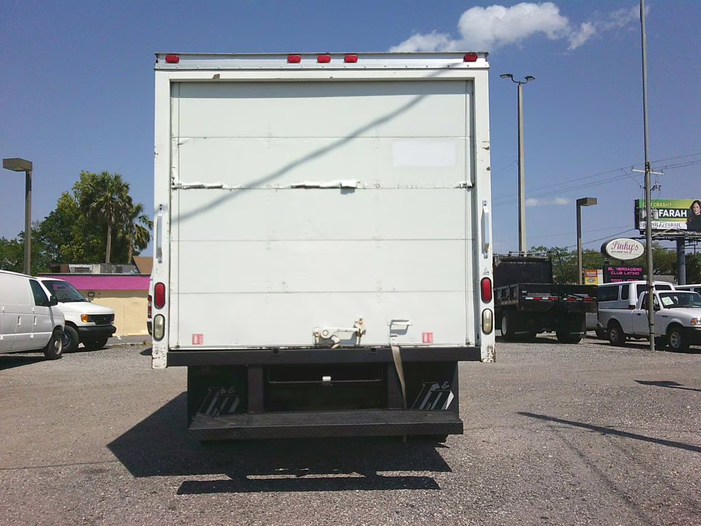 2007 WHITE Chevrolet EXPRESS G3500 RWD Mid-Size