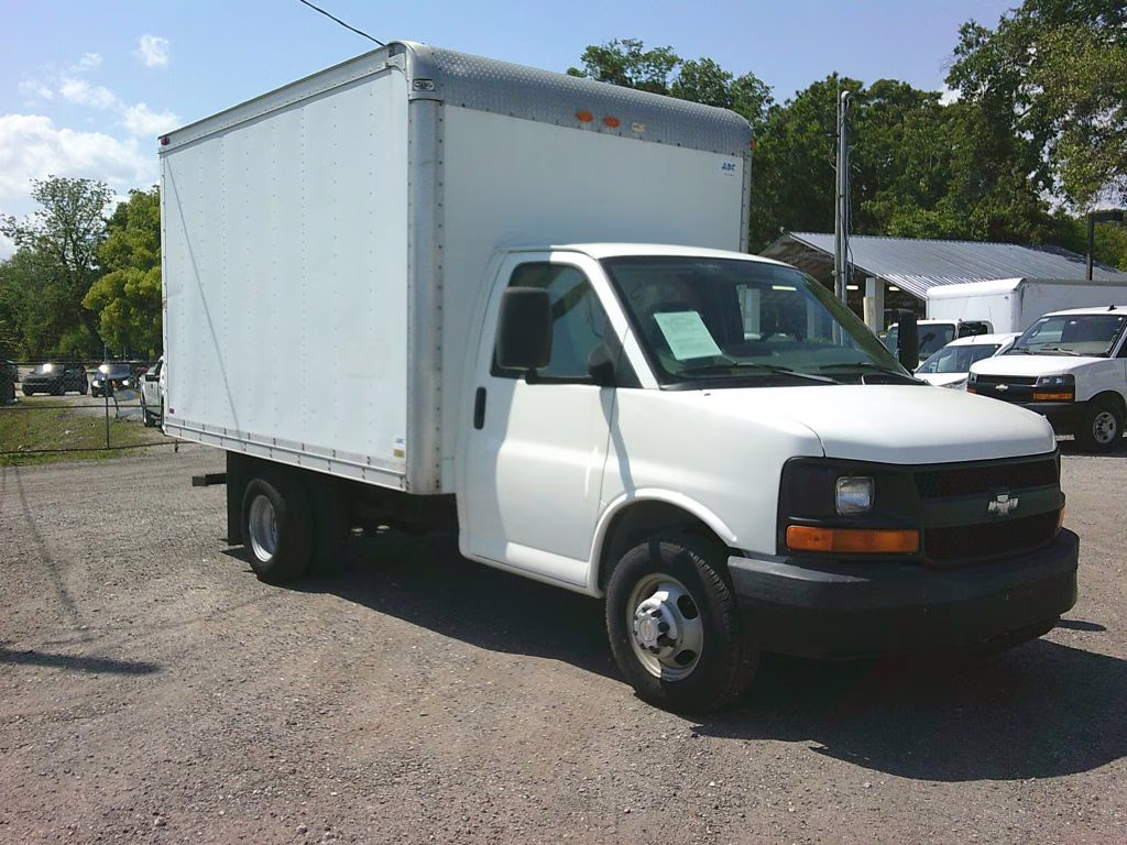 2007 WHITE Chevrolet EXPRESS G3500 RWD Mid-Size