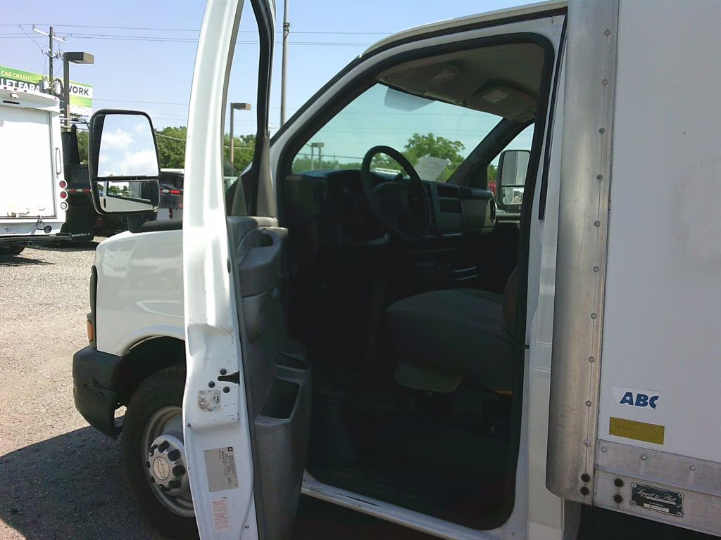 2007 WHITE Chevrolet EXPRESS G3500 RWD Mid-Size