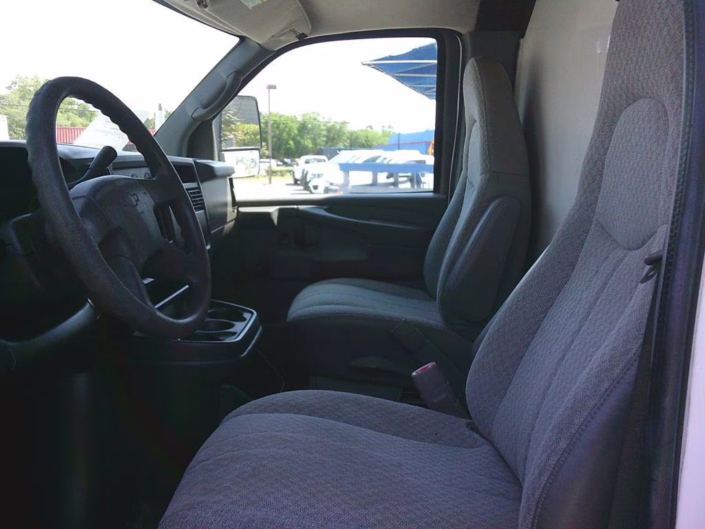 2007 WHITE Chevrolet EXPRESS G3500 RWD Mid-Size