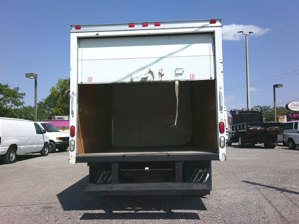 2007 WHITE Chevrolet EXPRESS G3500 RWD Mid-Size