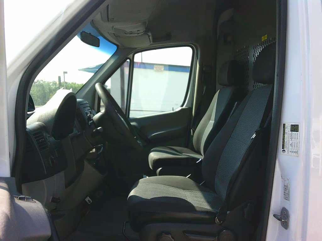 2010 WHITE Freightliner SPRINTER 2500 Mid-Size
