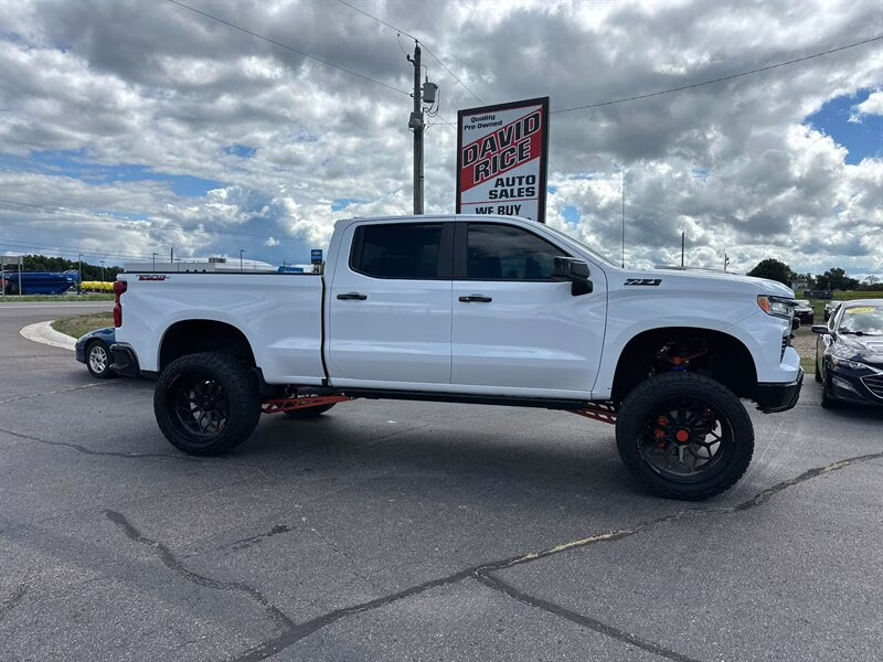 2023 Summit White Chevrolet Silverado 1500 LT Trail Boss BDS LIFT LOTS OF EXTRAS!! 4X4 Truck