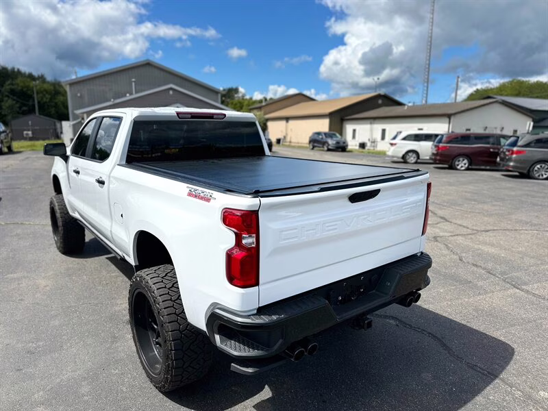 2023 Summit White Chevrolet Silverado 1500 LT Trail Boss BDS LIFT LOTS OF EXTRAS!! 4X4 Truck