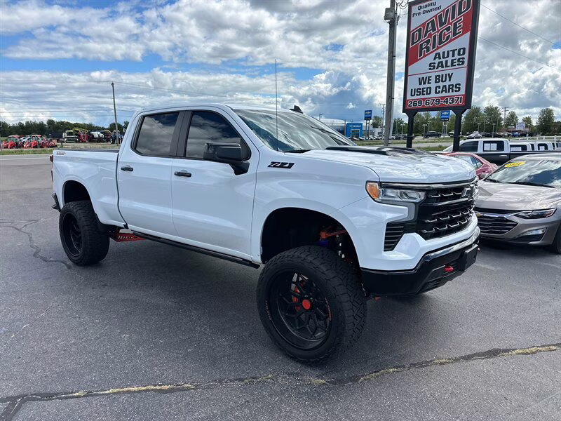 2023 Summit White Chevrolet Silverado 1500 LT Trail Boss BDS LIFT LOTS OF EXTRAS!! 4X4 Truck