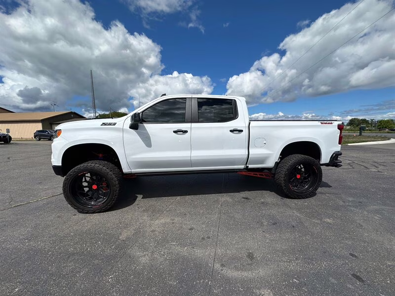2023 Summit White Chevrolet Silverado 1500 LT Trail Boss BDS LIFT LOTS OF EXTRAS!! 4X4 Truck