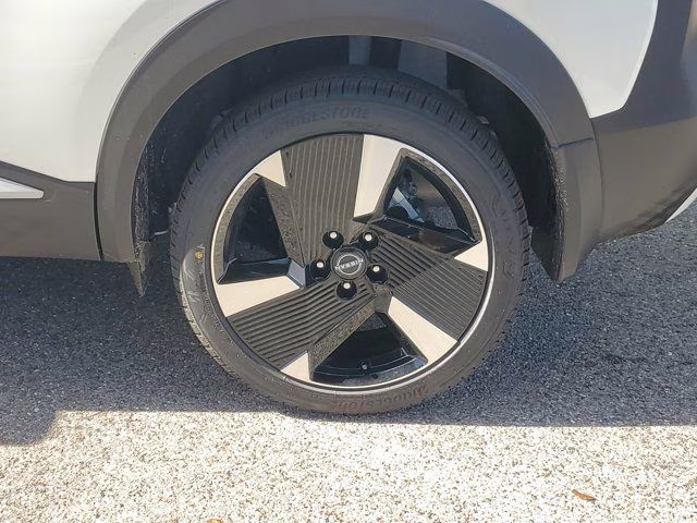 2026 Aspen White/Super Black Nissan Kicks SR FWD SUV