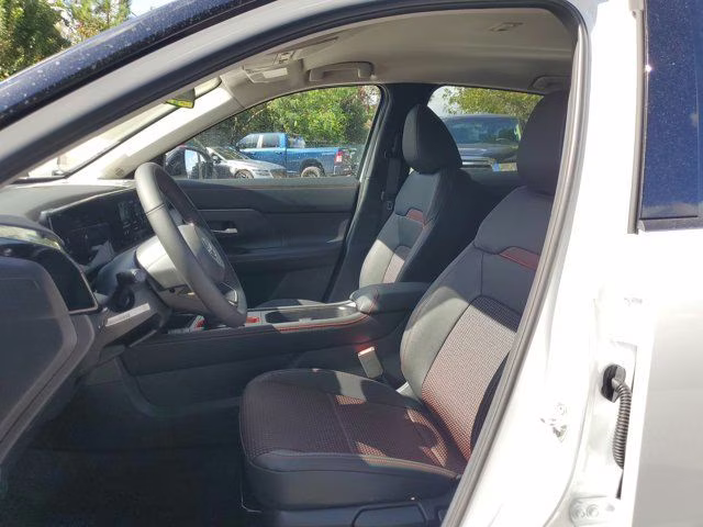 2026 Aspen White/Super Black Nissan Kicks SR FWD SUV