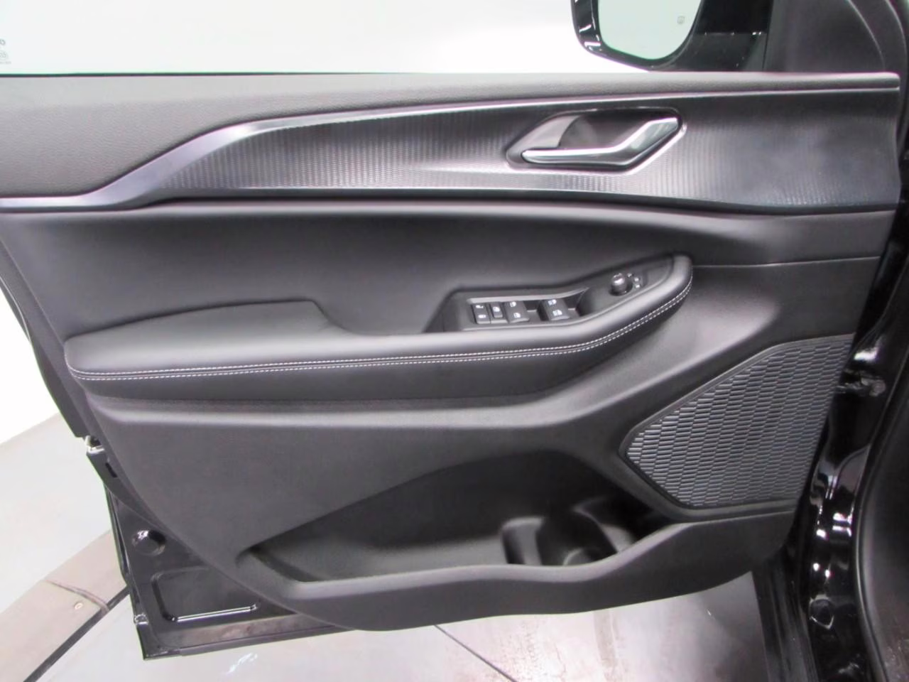 2025 Diamond Black Crystal Pearlcoat Jeep Grand Cherokee L Altitude X 4X4 SUV