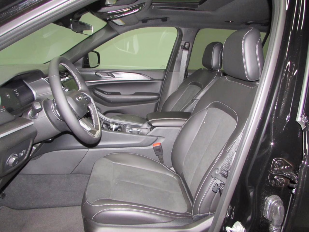 2025 Diamond Black Crystal Pearlcoat Jeep Grand Cherokee L Altitude X 4X4 SUV