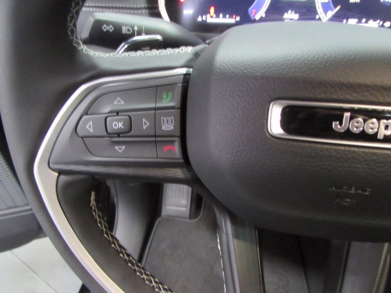 2025 Diamond Black Crystal Pearlcoat Jeep Grand Cherokee L Altitude X 4X4 SUV