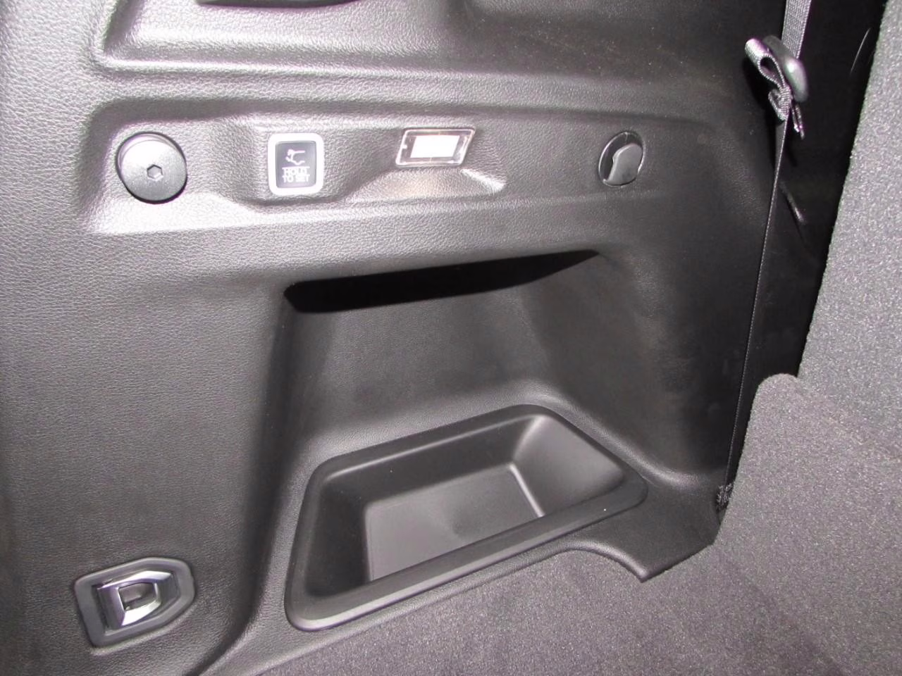 2025 Diamond Black Crystal Pearlcoat Jeep Grand Cherokee L Altitude X 4X4 SUV