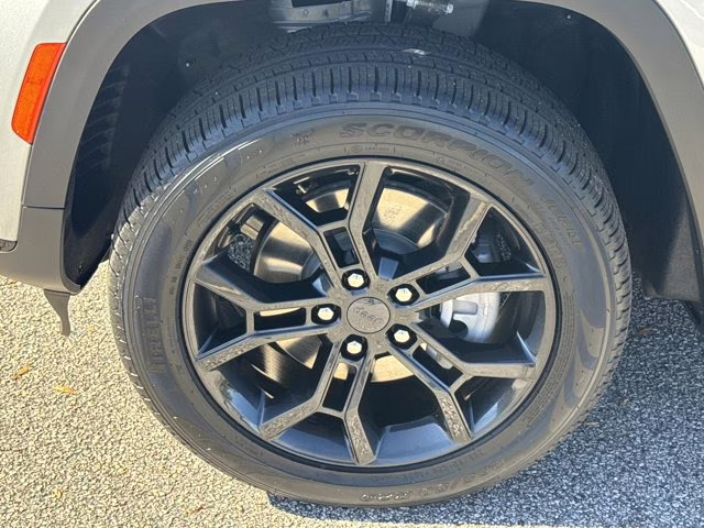 2025 Silver Zynith Jeep Grand Cherokee L Limited 4X4 SUV