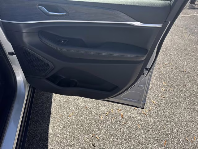 2025 Silver Zynith Jeep Grand Cherokee L Limited 4X4 SUV