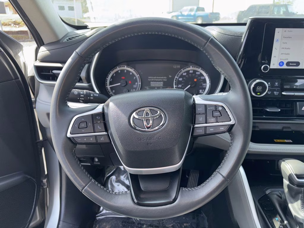 2024 Celestial Silver Metallic Toyota Highlander XLE FWD SUV