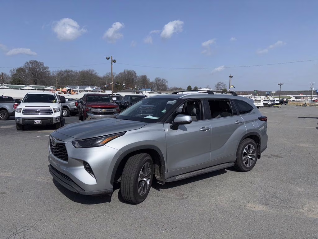 2024 Celestial Silver Metallic Toyota Highlander XLE FWD SUV