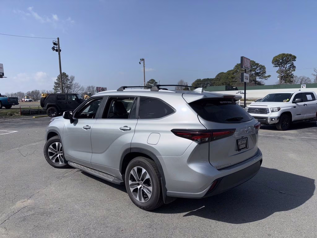 2024 Celestial Silver Metallic Toyota Highlander XLE FWD SUV