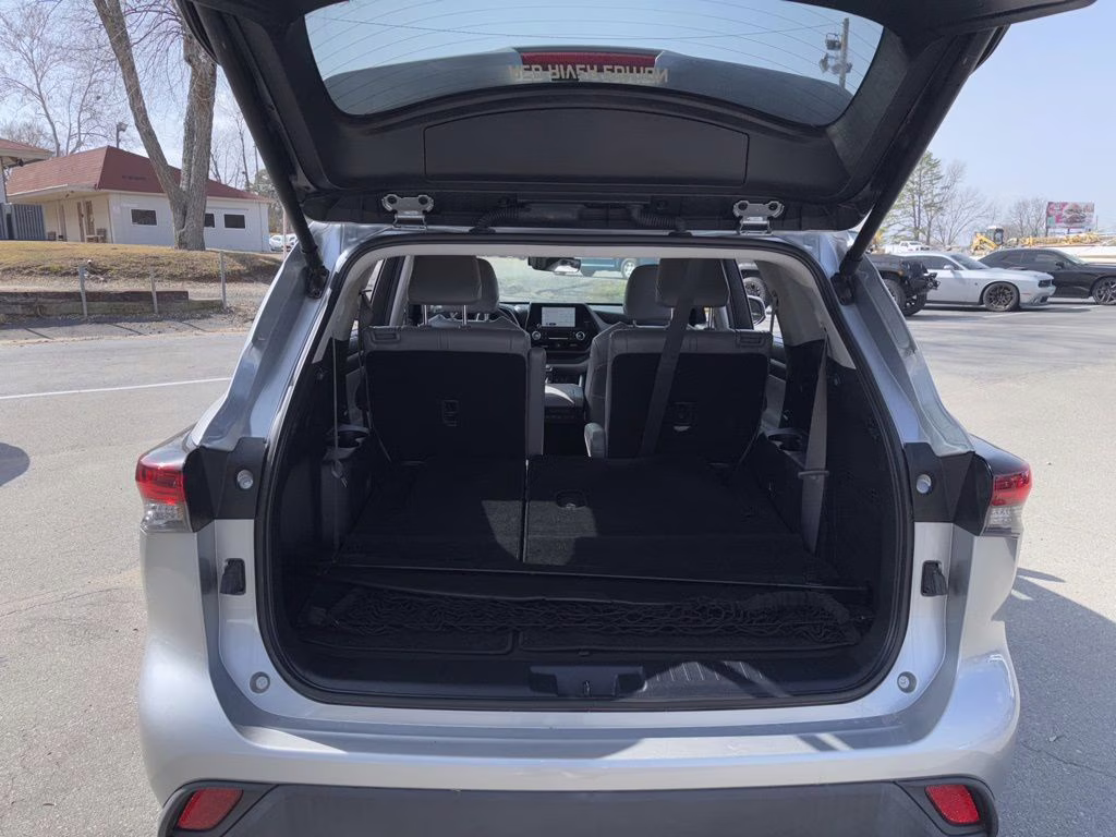 2024 Celestial Silver Metallic Toyota Highlander XLE FWD SUV