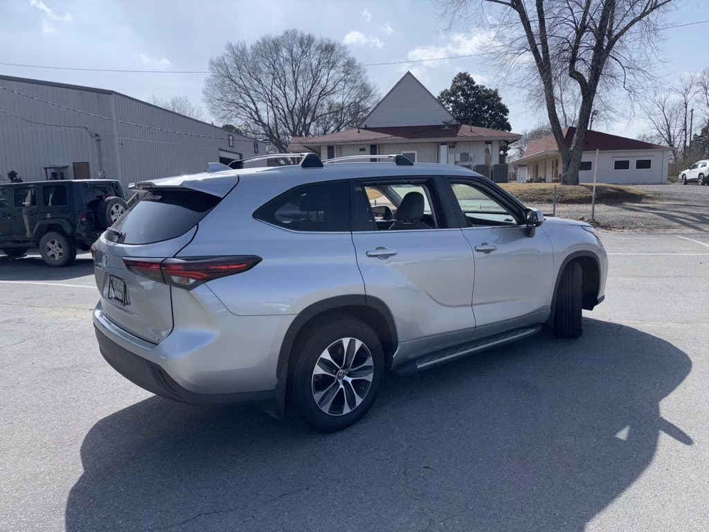 2024 Celestial Silver Metallic Toyota Highlander XLE FWD SUV