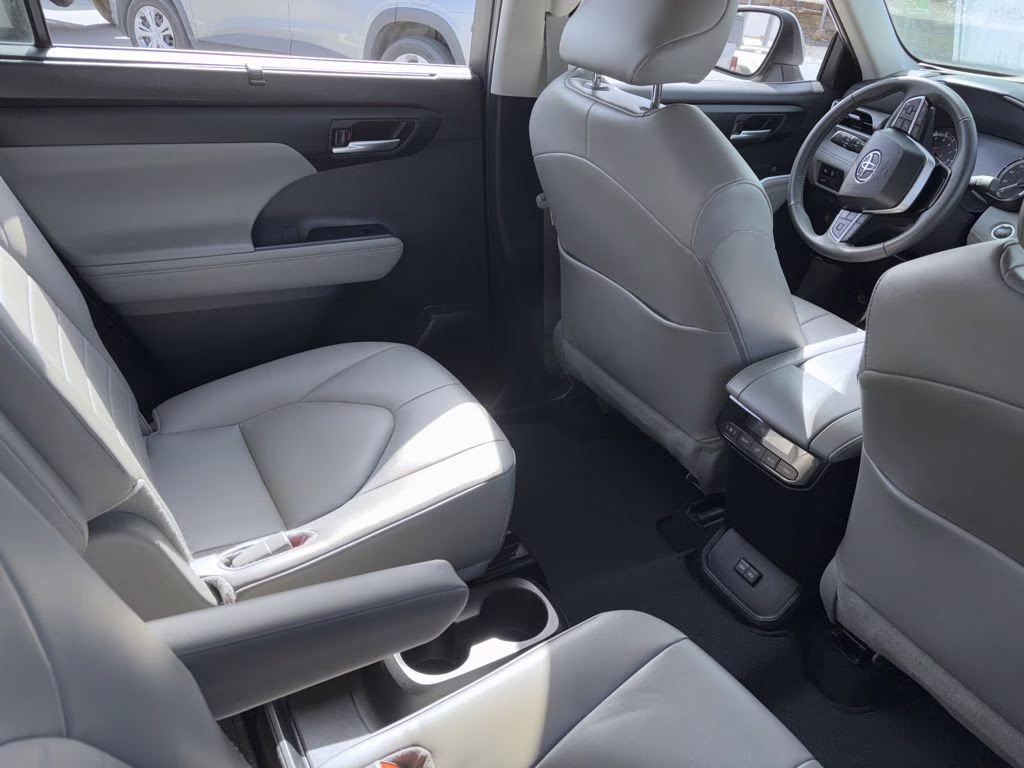 2024 Celestial Silver Metallic Toyota Highlander XLE FWD SUV