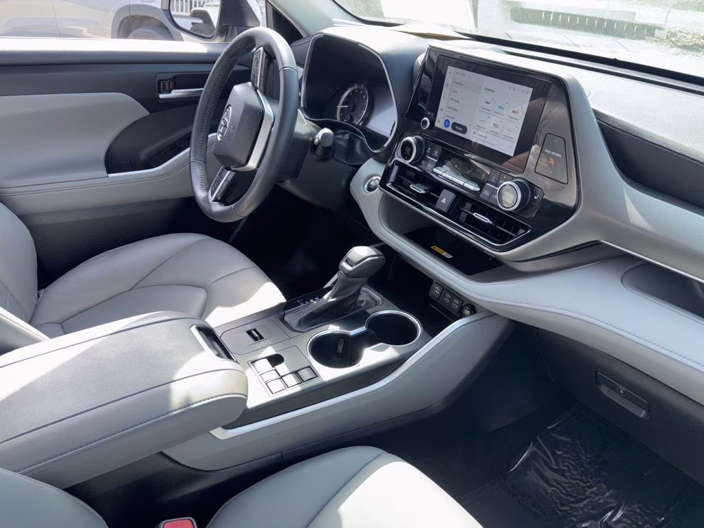 2024 Celestial Silver Metallic Toyota Highlander XLE FWD SUV