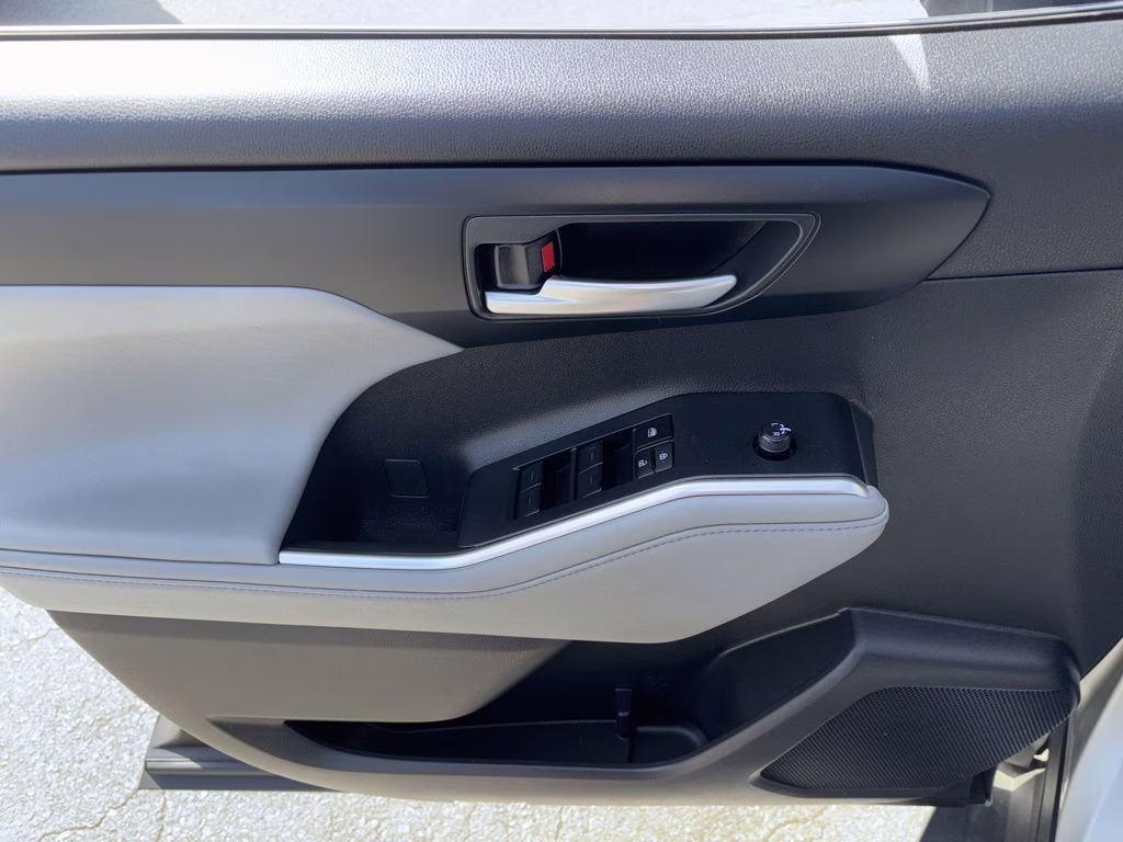 2024 Celestial Silver Metallic Toyota Highlander XLE FWD SUV