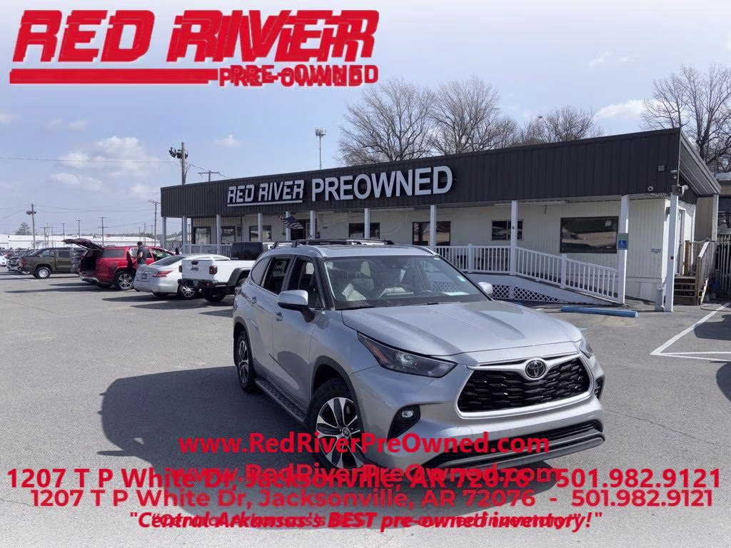 2024 Celestial Silver Metallic Toyota Highlander XLE FWD SUV