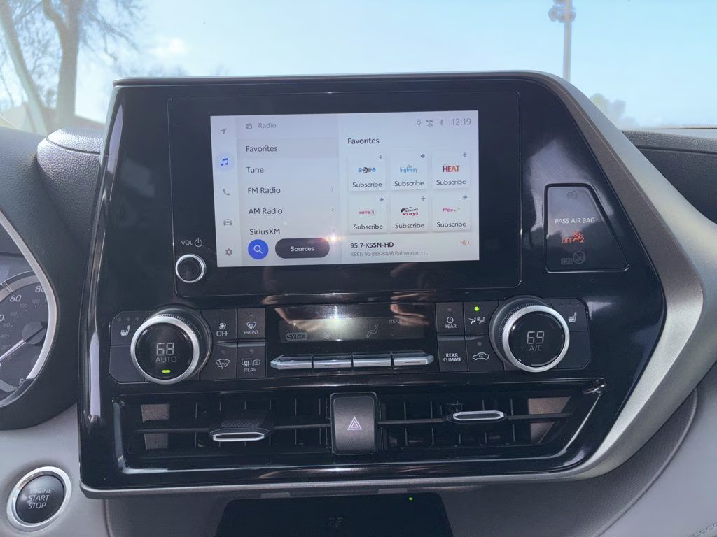 2024 Celestial Silver Metallic Toyota Highlander XLE FWD SUV